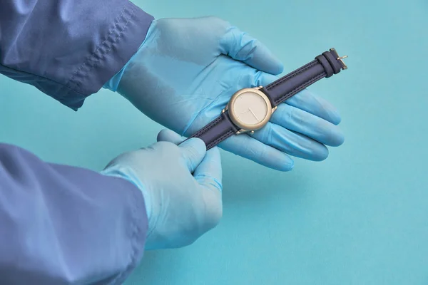 Arzt Gummihandschuhen Hält Eine Uhr Zeitpflegekonzept — Stockfoto