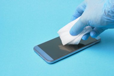 Akıllı telefon dezenfektanı. Virüs koruması. mavi arkaplan