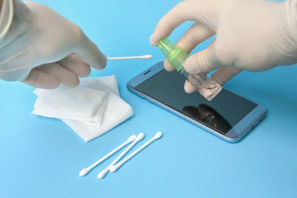 Akıllı telefon dezenfektanı. Virüs koruması. mavi arkaplan