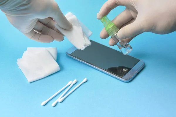 Lastik eldivenli akıllı telefon dezenfeksiyonu