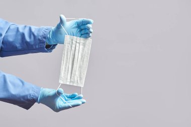 Doktor elinde tıbbi bir maske tutuyor. Konsept. Boşluğu kopyala