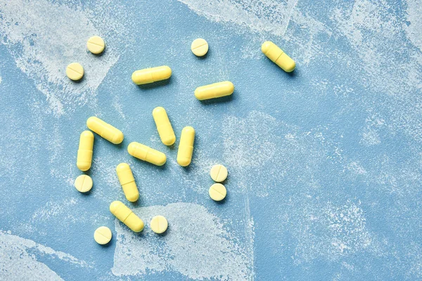 Żółte Tabletki Niebieskim Tle Widok Góry — Zdjęcie stockowe