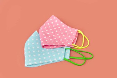 Virüsler için yeniden kullanılabilir yüz maskeleri. pembe arkaplan