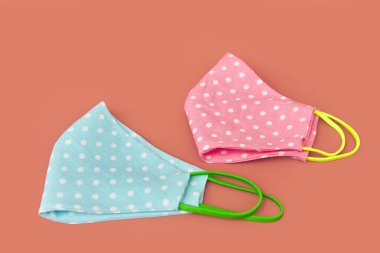 Virüsler için yeniden kullanılabilir yüz maskeleri. pembe arkaplan