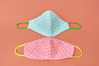 Virüsler için yeniden kullanılabilir yüz maskeleri. pembe arkaplan