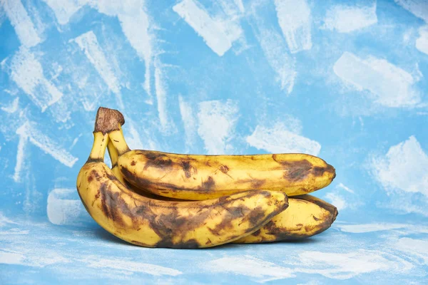 Ramas Plátano Podrido Orgánico Fondo Azul — Foto de Stock