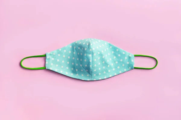 Virüsler için yeniden kullanılabilir yüz maskeleri. pembe arkaplan