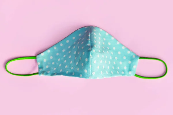 Virüsler için yeniden kullanılabilir yüz maskeleri. pembe arkaplan