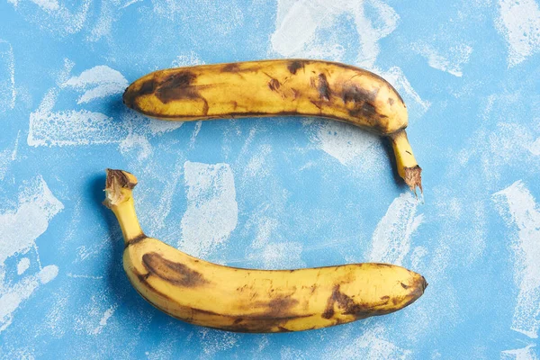 Plátanos Podridos Sobre Fondo Azul Vista Desde Arriba — Foto de Stock