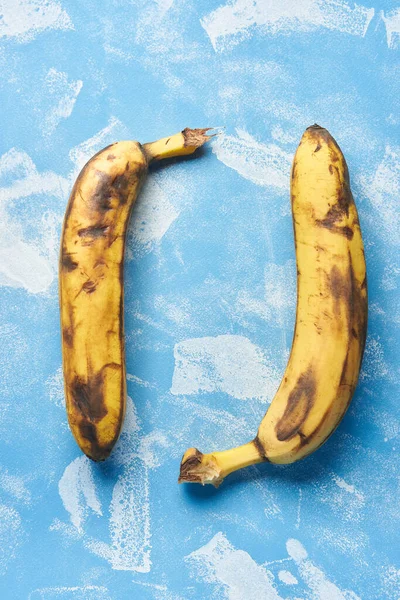 Plátanos Podridos Sobre Fondo Azul Vista Desde Arriba — Foto de Stock
