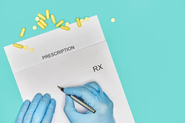 Doktor RX 'i haplarla yazar. mavi arka plan. Yukarıdan görünüm