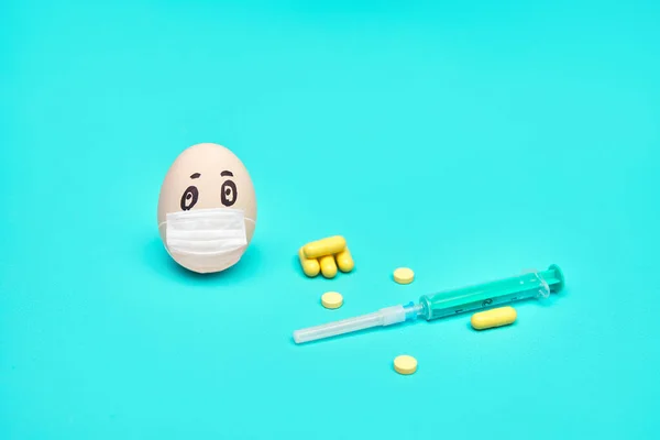 Kurze Jajo Ochronnej Masce Medycznej Niebieskim Tle Żółte Tabletki Kapsułki — Zdjęcie stockowe