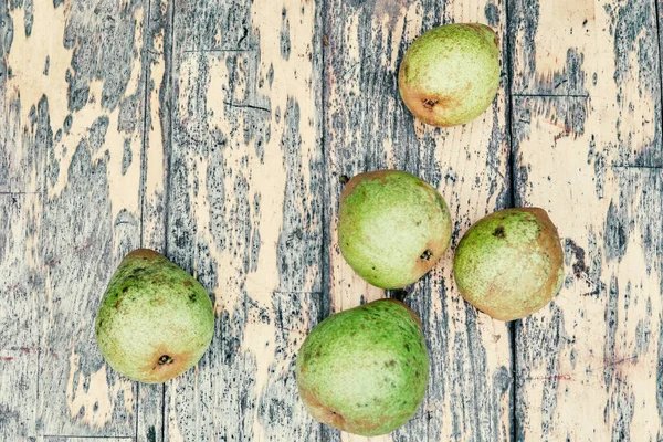 Grüne Birnen Auf Einem Holztisch Die Ernte Blick Von Oben — Stockfoto