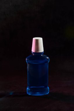 Mavi sıvı. Gargara. siyah arkaplan