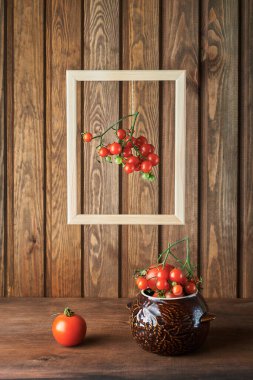 Ahşap bir arka planda kırmızı kiraz domatesleri. durgun hayat