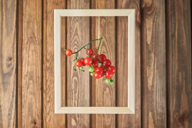 Ahşap bir duvarda kırmızı kiraz domatesleri. natürmort