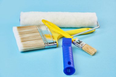 Duvarları tamir etmek ve boyamak için bir araç. fırça ve el sürme kürkü
