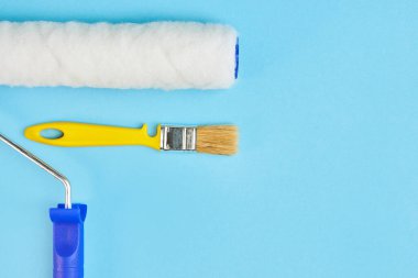 Duvarları tamir etmek ve boyamak için bir araç. fırça ve el sürme kürkü
