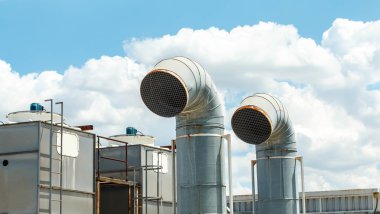 Modern bir endüstriyel enerji santralinde bulunan borular. 