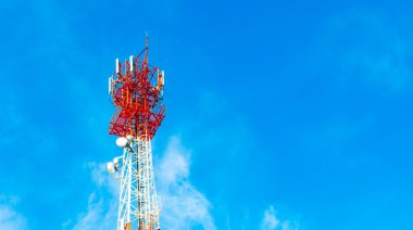 İletişim kulesi mavi gökyüzü arka plan üzerinde 