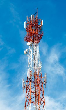 İletişim kulesi mavi gökyüzü arka plan üzerinde 