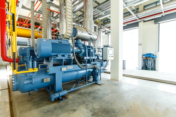 Industrikompressor kylstation vid tillverkningsfabrik — Stockfoto