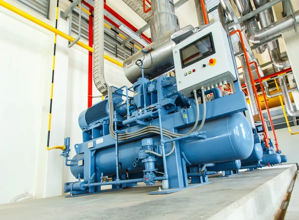 Industrikompressor kylstation vid tillverkningsfabrik — Stockfoto