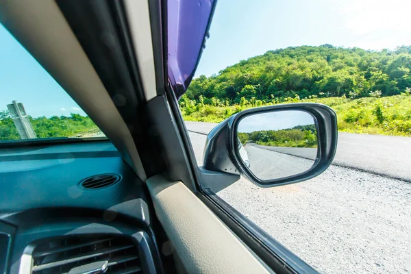 Bir Vagonda Yol Kırsal Yan Ayna Doğal Manzara — Stok fotoğraf