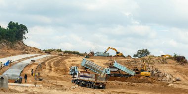 İnşaat alanında çalışan kazıcı ve derecelendirici 