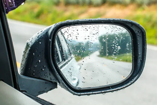 Landschap in het zijaanzicht spiegel van een auto, op weg de platteland, natuurlijke — Stockfoto