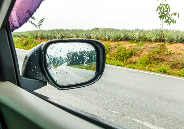 Krajina v boční zrcátko automobilu, na silnici krajinu, přírodní — Stock fotografie