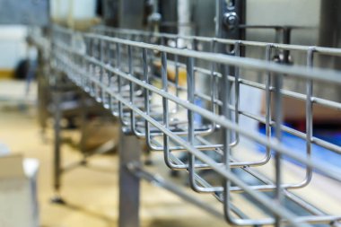 Yiyecek paketleme ve endüstriyel ekipmanları sıralama.