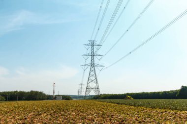 Yüksek voltaj postası. Yüksek voltajlı gökyüzü arka planı..