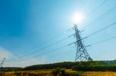 Yüksek voltaj postası. Yüksek voltajlı gökyüzü arka planı..