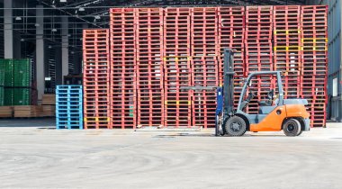 Forkliftlerle büyük bir depo