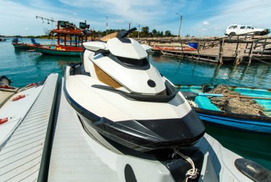 Jet ski sahilde yatıyor