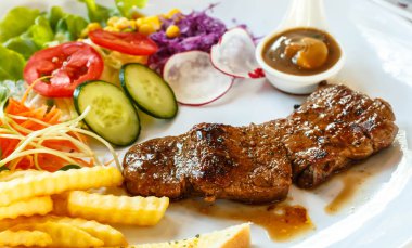 Kara biber sosu ve sebze sığır eti biftek.