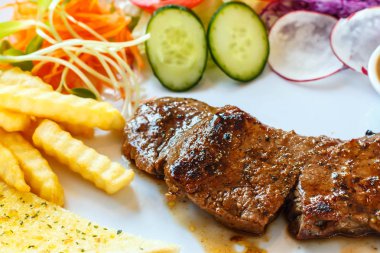 Kara biber sosu ve sebze sığır eti biftek.