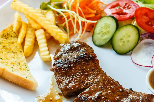 Bife de carne com molho de pimenta preta e legumes . — Fotografia de Stock