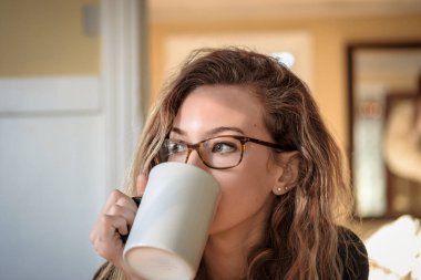 kahve içme bir kız. 