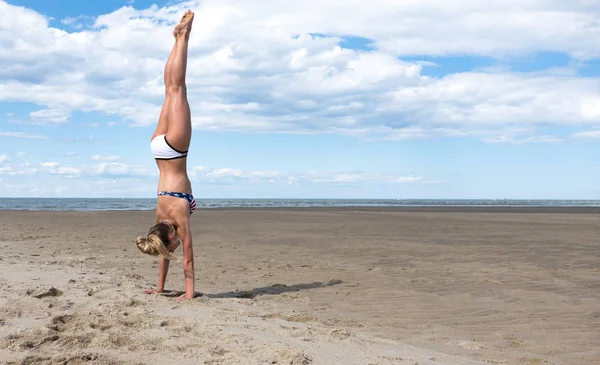 Κορίτσι Κάνει Ένα Handstand Μια Παραλία — Φωτογραφία Αρχείου