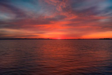Atlantik 'te gün doğumu. 