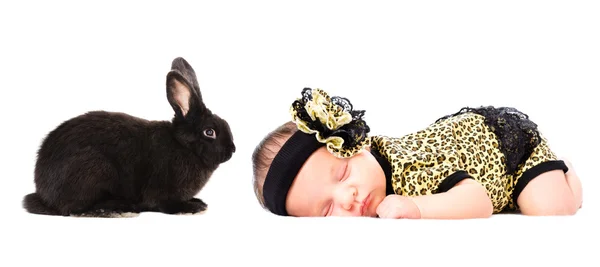 かわいいスリーピング新生児女の子と黒ウサギの肖像画 — ストック写真
