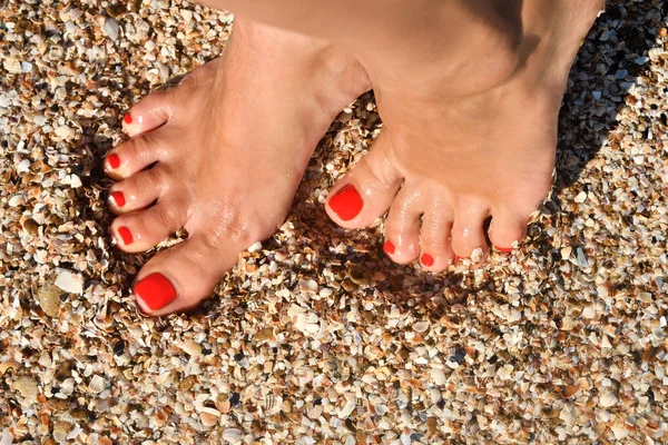 Krásné Ženské Nohy Červenou Pedikúrou Pobřeží — Stock fotografie