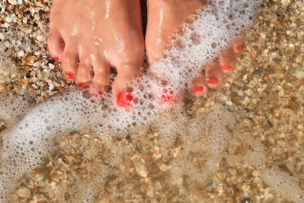 Krásné Samičí Nohy Červenou Pedikúrou Stojící Pobřeží Pokryté Vlnou — Stock fotografie