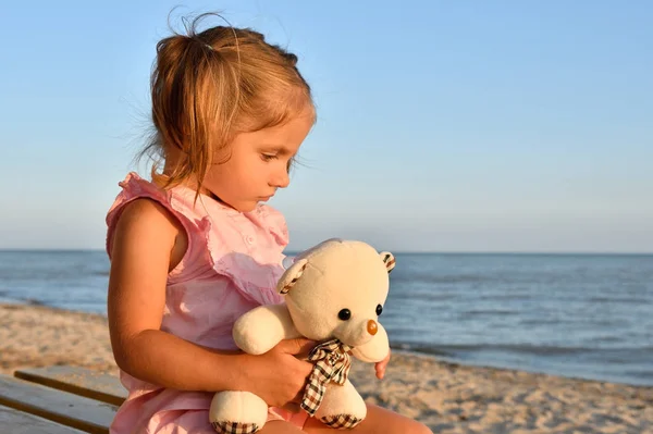 Sad Little Girl Toy Bear Sitting Beach — Stock fotografie