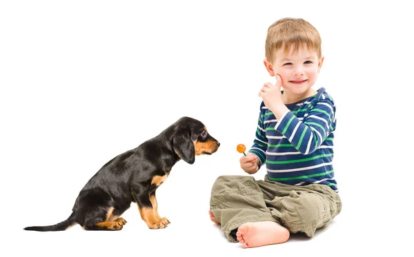 Fröhliche Süße Junge Mit Süßigkeiten Den Händen Sitzt Mit Seinem — Stockfoto