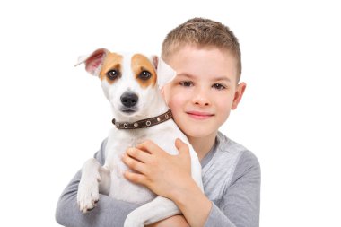 Beyaz arka planda köpeği Parson Russell Terrier 'a sarılan sevimli bir çocuğun portresi.