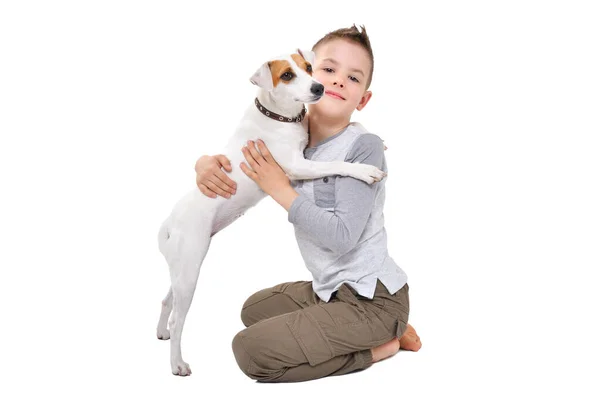 Rapaz Bonito Abraçando Seu Cão Parson Russell Terrier Isolado Fundo — Fotografia de Stock