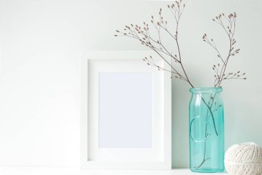 Turkuaz vazo ile en az beyaz çerçeve